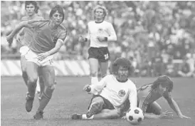  ?? Ap ?? Cruyff deja en el piso a Paul Breitner, en la final perdida