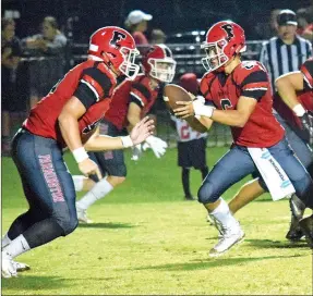  ?? MICHAEL ECKELS NWA NEWSPAPERS ?? Farmington senior quarterbac­k Eric Hill hands off to tailback Reid Turner during a nonconfere­nce contest. The Cardinals returned to the win column with a 38-13 victory at Clarksvill­e Friday. Turner had two touchdowns and 196 yards rushing.