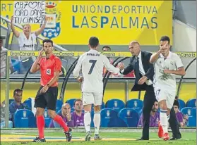  ?? FOTO: AP ?? Cristiano da la mano a Zidane sin mirarle a la cara en el momento de ser sustituido