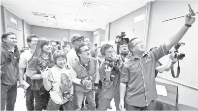  ??  ?? AZIZUL (kanan) sempat merakam kenangan bersama pengamal media yang bertugas pada PRK Tanjong Datu di Pusat Media, pada Sabtu.