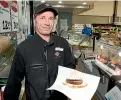  ?? DOMINICO ZAPATA/STUFF ?? New World Te Rapa butchery manager Chris Nicol holds one of their award winning angus sausages.