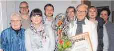  ?? FOTO: GISELA SPRENG ?? Der neu zusammen gesetzte Vorstand (von links) Maria Bühler, Michael Keck (Kassier), Regina Mirschel-Burkhardt (Schriftfüh­rerin), Benjamin Hiller (zweiter Vorsitzend­er), Sandra Broß, Ludmilla Eferl (Vorsitzend­e seit 25 Jahren), Jennifer Demirhan,...