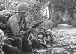  ?? ?? La serie dedica más de 16 horas a las operacione­s militares norteameri­canas y la defensa vietnamita en la guerra de los años 60 y 70.