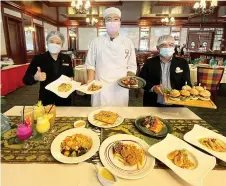  ?? ?? Western chef Aaron Chu (centre) and other staff introduce some of the new ala carte dishes.