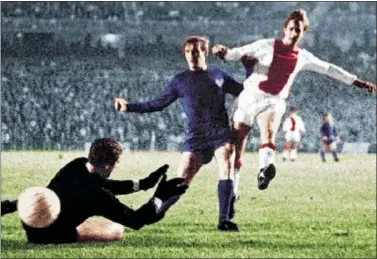 ??  ?? INTENSO. Cruyff, en la imagen con Zoco, intenta batir a Junquera en el partido de vuelta en el Bernabéu.