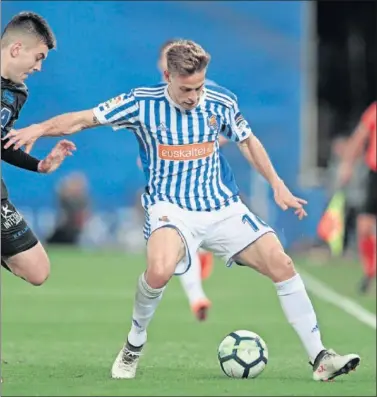  ??  ?? MUY CERCA. Sergio Canales, por el que el Betis puja fuerte, durante un partido con la Real Sociedad.