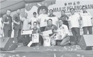  ??  ?? (Gambar atas) AHMAD Farid bersama penerima anugerah lain dalam majlis itu. (Gambar kiri) AHMAD Farid menerima Anugerah Ikon Belia Harapan disampaika­n Jaujan.