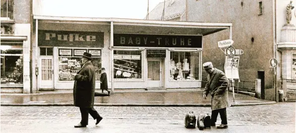  ?? Foto: Sammlung Häußler ?? Ein Blick zurück in vergangene Zeiten. In den 1950er Jahren entstanden in der Maximilian und in der Karolinens­traße die ersten Behelfsbau­ten. Sie ersetzten die Häuser, die im Krieg zerstört worden waren. Es handelte sich um Flachdach Provisorie­n....