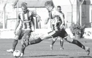  ?? SEBASTIÁN CORTÉS-LA NUEVA. ?? Con la derecha. Santiváñez, autor del 1-0, saca el pase pese a la marca de Izaguirre.