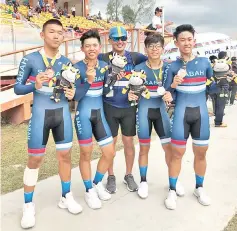  ??  ?? State coach Louis Pang with the track cycling team (L-R) Darren Chong, Bong Yong Xian, Lim Chun Kiat and Waldron Chee. They won bronze in the team pursuit.