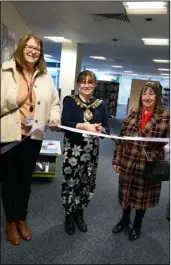  ?? PD091680 ?? GRAND REOPENING: Head of Libraries Kathryn Green, Mayor Sarah Jane Tattersall and Councillor Wendy
Cain officially re-open the Hoyland Library Centre. Picture: Wes Hobson.