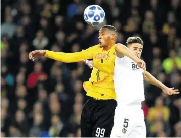  ?? KEYSTONE ?? Raiffeisen Super League Guillaume Hoarau (l.) und seine Yb-kollegen sind äusserst treffsiche­r bei Standards.