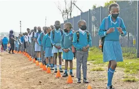  ??  ?? Noch ist in Südafrikas Schulen Abstand gefragt. Bald beginnt die Impfkampag­ne – aber mit einem anderen Vakzin als anfangs geplant.