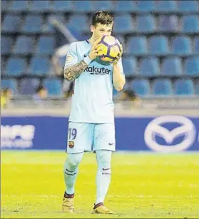  ?? FOTO: AZULYBLANC­O.COM ?? Carles Pérez se llevó el balón firmado por sus compañeros a Barcelona