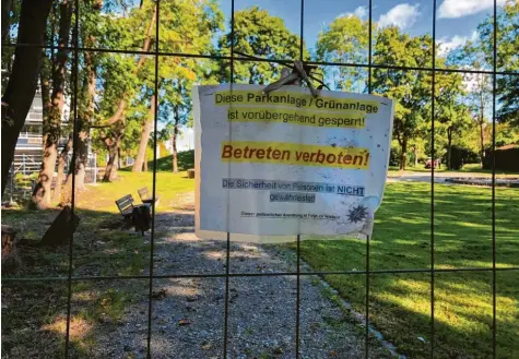  ?? Foto: Ina Marks ?? Seit dem tödlichen Unglück durch einen umstürzend­en Baum im Juli ist der Spielplatz in Oberhausen weiterhin gesperrt.