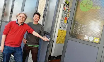  ?? Foto: Silvio Wyszengrad ?? Thomas Körner Wilsdorf und Matthias Schopf Emrich (links) vom Verein „Tür an Tür“, der mit der Silberdist­el unserer Zeitung ausgezeich­net wird.