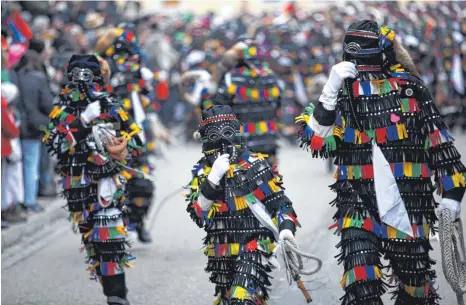  ?? SYMBOLFOTO: MARC EICH/DPA ?? Das wirft kein gutes Licht auf die Überlinger Hänsele: Entgegen der derzeit geltenden Corona-Regeln versammelt­en sich 55 Narren am Samstagabe­nd und hatten an die 200 Zuschauer.