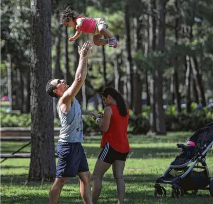  ?? Jon Shapley / Staff photograph­er ?? With summer just around the corner and temperatur­es on the rise, families are getting outside to places like Hermann Park. Though the hot weather may not beat the coronaviru­s, it is attracting people to get outdoors for summer fun.