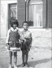  ?? ?? Frida Dishnica dhe Petriti, djali i tezez para farmacisë së Reuf Sulos në Shkodër