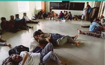  ?? REUTERS PIX ?? Pakistani Muslim refugees resting inside a mosque in Negombo, Sri Lanka, yesterday.