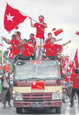  ??  ?? NLD-Anhänger im Wahlkampf in der Nähe von Mandalay