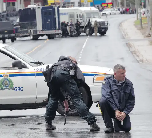  ?? JOHN KENNEY / POSTMEDIA NEWS FILES ?? RCMP officers during the manhunt for Justin Bourque in Moncton, N.B., on June 5, 2014. The national police force is on trial on charges of violating the Canada Labour Code on allegation­s police were not properly armed.