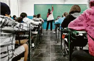 ?? Apu Gomes - 19.ago.11/Folhapress ?? Alunos têm aula de português em sala de aula lotada, na zona sul de São Paulo, em 2011