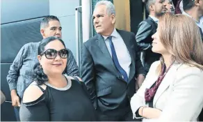  ??  ?? Alejandra León (de lentes), quien protagoniz­ó un video en el cual insulta a sus adversario­s que perdieron la elección, acudió a la reunión de gobernador­es y legislador­es electos de Morena.