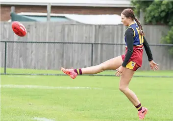  ?? Photograph­s by AMANDA EMARY. ?? Warragul Industrial­s’ Jamie Chapman thumps her side forward during the Dusties youth girls’ win over Sale.