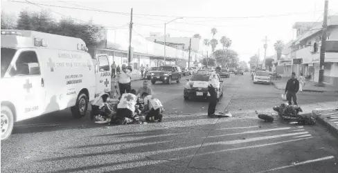  ?? FOTO: ANDRÉS MARISCAL ?? >Paramédico­s de la Cruz Roja Mexicana atienden a la motociclis­ta que salió lesionada en el accidente.