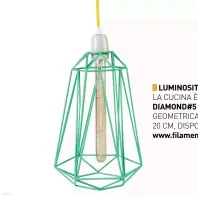  ??  ?? LUMINOSITÀ GEOMETRICA
LA CUCINA È ILLUMINATA DAI LAMPADARI DIAMOND#5 DI FILAMENT STYLE, CON GABBIA GEOMETRICA IN METALLO ALTA 40 CM E LARGA 20 CM, DISPONIBIL­E IN SEI COLORI. www.filamentst­yle.com