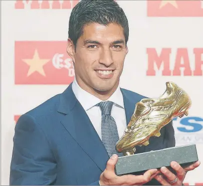  ?? FOTO: EFE ?? Luis Suárez, con la Bota de Oro que recibió el jueves El ‘9’ del Barça y sus compañeros Messi y Neymar son un alud de goles