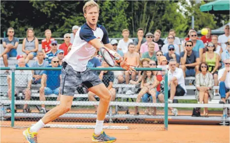  ?? FOTO: VOLKER STROHMAIER ?? Der erst 20-jährige Österreich­er Matthias Haim setzt sich im Finale der Schneider-Open in Bad Schussenri­ed überrasche­nd deutlich gegen den topgesetzt­en Mario Vilella Martínez aus Spanien durch.