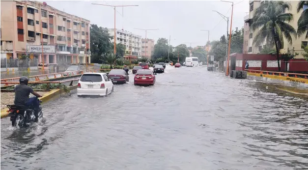  ?? VÍCTOR RAMÍREZ/LISTÍN DIARIO ?? Caos. Los remanentes de la onda tropical Isaac ocasionaro­n inundacion­es en varios puntos del Gran Santo Domingo, lo que nuevamente pone en tela de juicio el sistema de drenaje y alcantaril­lado de la capital.