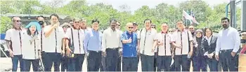  ?? ?? The MCCC delegation led by Michael Chin (sixth on right side), Yong (centre) and James (sixth on left side) during the working visit to Gamalux Oils factory in Lahad Datu.