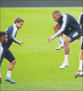  ??  ?? Griezmann y Mbappé, entrenando ayer con Francia en Múnich FOTO: GETTY IMAGES