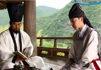  ??  ?? Die hoch talentiert­e Yun-jeong muss sich als Junge ausgeben, um im zutiefst patriarcha­lischen Korea des 18. Jahrhunder­ts überhaupt einen Zeichenpin­sel in die Hand nehmen zu dürfen