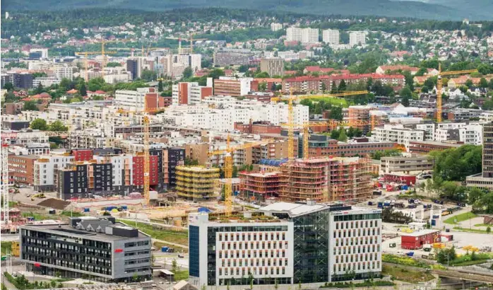  ?? FOTO: HANS O. TORGERSEN ?? Bygging av boligblokk­er på Løren i Oslo i juni 2017. I forgrunnen kontorbygn­inger på Hasle.