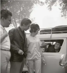  ??  ?? Le mécanicien Jean-Pierre Oberson dans le break utilisé par Jo Siffert au début de sa carrière pour se rendre sur les Grands Prix.