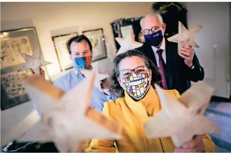  ?? RP-FOTO: ANDREAS BRETZ ?? Die handgefert­igten Holzsterne präsentier­en (v.l.): Harald von Canstein, Pfarrerin Birgit Schniewind und RC-Präsident Hans-Eckhard Langer.