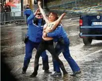  ??  ?? Nackter Protest gegen US-Präsident Trump: Polizisten führen eine Femen-Aktivistin ab. Foto: rtr