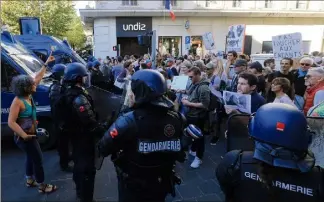  ?? (Photo Frantz Bouton) ?? Hier, pour le troisième samedi consécutif, un arrêté préfectora­l interdisai­t les rassemblem­ents et les manifestat­ions sur l’avenue Jean-Médecin notamment.