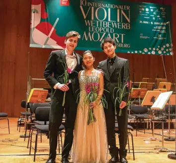  ?? Foto: Christian Menkel ?? Die Mozartprei­sträger des Jahres 2019: Sieger Joshua Brown, die Zweitplazi­erte Karisa Chiu und Kaoru Oe, der Dritte des Leopold-Mozart-Violinwett­bewerbes.