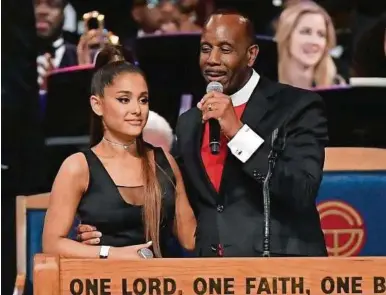  ?? APA, AP (3) ?? Fans von Ariana Grande empörten sich über diese Szene mit Bischof Charles H. Ellis III