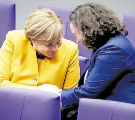  ?? DPA-BILD: NIETFELD ?? BundeIkanz­lerin Angela Merkel (linkI, CDU) und die SPD-Partei- und FraktionIv­orIitzende Andrea NahleI im BundeItag