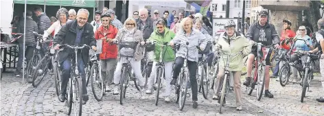  ?? RP-FOTO (ARCHIV): WOLFGANG KAISER ?? Nicht nur beim Niederrhei­nischen Radwandert­ag treten die Kempener – allen voran Bürgermeis­ter Volker Rübo (vorne links) – kräftig in die Pedale. Auch ist man in der Thomasstad­t viel mit dem Fahrrad unterwegs. Jetzt beteiligt sich Kempen auch an der...