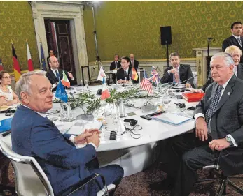  ?? FOTO: AFP ?? Für eine Politik der „ausgestrec­kten Hand“nach Moskau: Die G7-Außenminis­ter im italienisc­hen Lucca.