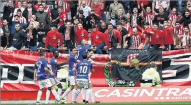 ??  ?? EL EMPATE. Los jugadores del Oviedo celebran con Toché el gol oviedista en El Molinón.