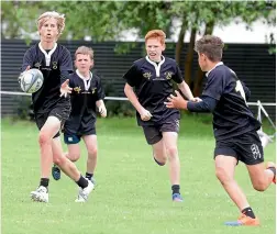  ?? ROBYN EDIE/STUFF ?? Will Abernethy, left, of Gore playing for Longford Green against Drummond-Limehills-Star.