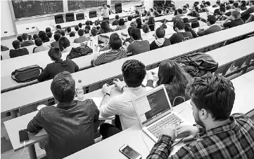  ??  ?? Romanian computer science students attend a class on the campus.